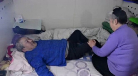 老太照顾瘫痪丈夫20年