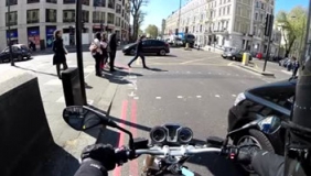 有点缺德？开摩托疯狂恶搞闯马路行人