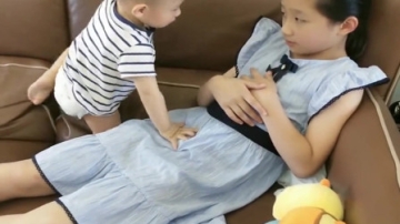 萌娃：女儿爱玩手机，只有弟弟能管得了她了