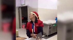 经理刚招了个大妈，老板嫌年纪太大了，大妈亮出绝活后，我服了