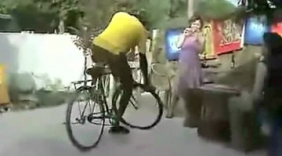 牛人绝活 别看哥单车破 玩起特技也是杠杠的