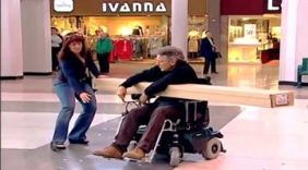 电动轮椅失控横扫一片餐桌