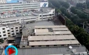 实拍潍坊惊现楼顶村违建五排简易房出租创收