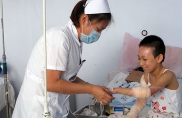 【拍客】9岁女孩为救姥姥冲入火海 全身25%重度烧伤