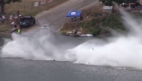 美国游艇飞速行驶时突然起火解体 观众被吓得目瞪口呆