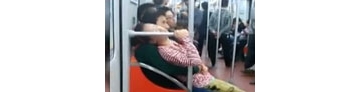 【拍客】地铁内一女子坐在男子身上昏然大睡