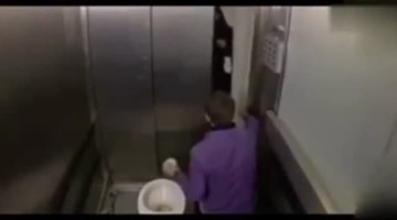 电梯里面上厕所 真是天下奇闻