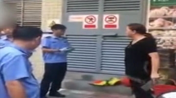 实拍店铺占道经营被整治 老板娘持双刀抗法