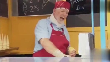 买冰激凌街头恶搞路人，真会玩！