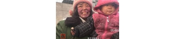 【拍客】汝州毁容女遭家人嫌弃 携儿子流浪洛阳街头