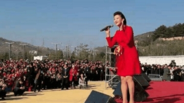 高手在民间, 街头流浪女歌手演唱《一壶老酒》, 人美歌美!