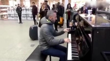国外牛人街头即兴钢琴演奏《加勒比海盗》和《权力的游戏》, 现场观众连连鼓掌!