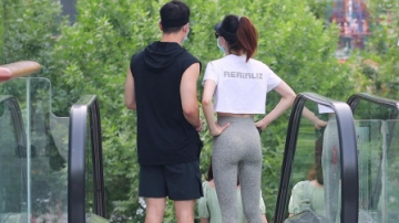 街拍：时尚情侣逛街，有的手拉手，有的并排走， 搂脖子的挺少见