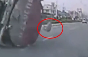 【拍客】监拍单车老人被罐车压车底 毫发无损淡定爬出