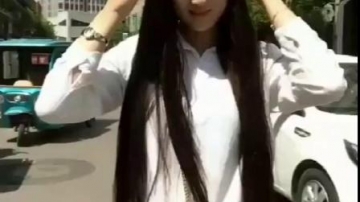 街拍牛仔裤小姐姐，随性自然，令人心动！