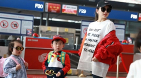 何洁带儿女现身机场，小腹微微隆起很抢镜