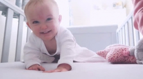 爸爸叫宝宝起床，接下来宝宝的反应好可爱，爸爸被萌化了