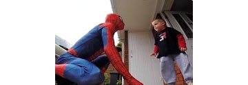 【拍客】英特技演员扮演蜘蛛侠 为5岁脑癌儿子庆生