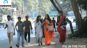 印度阿三街头恶搞路人合集: 笑得肚子都疼了!