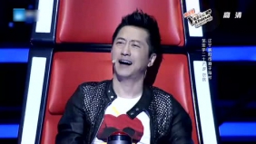 学员的声音很像女声细腻温婉，杨坤和庾澄庆转身