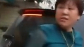 实拍“奔驰女”破口大骂环卫工 称自己上税了的
