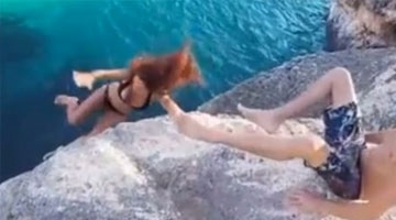 女子摔落悬崖男友躲避 本能一躲遭被批见死不救