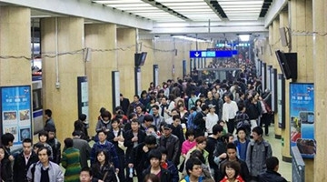 男子早高峰乘地铁挤成瘫痪