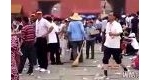 【拍客】故宫门前垃圾遍地 环卫工人一天扫几车
