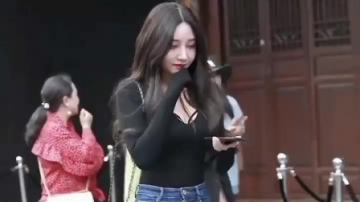 街拍：美女牛仔裤系列，就差一辆机车了
