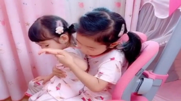 萌娃：女儿疼妹妹是认真的，即使在写作业也不丢弃