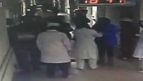 【拍客】贵州嚣张患者家属 暴打女医生脚踹掌掴!