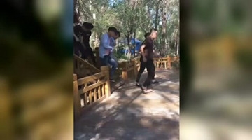 搞笑视频！一群人大街恶搞路人