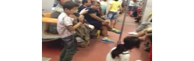北京地铁上发现一男一女两小孩卖艺乞讨
