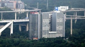 重庆最高螺旋立交桥 72米空中行车如坐过山车