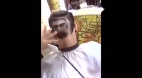 牛人理发师给顾客剪出个鬼脸 绝活