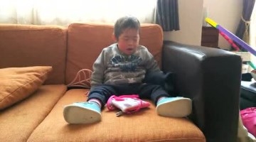 唐氏综合症萌宝在沙发上打瞌睡，挣扎在睡与不睡之间的样子好可爱！