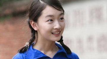 周冬雨小女孩look扮嫩 片场逗比变"不倒翁"