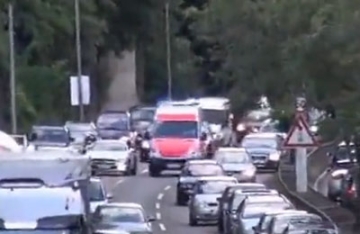 【拍客】在拥挤的马路上，德国是如何给救护车让路的！