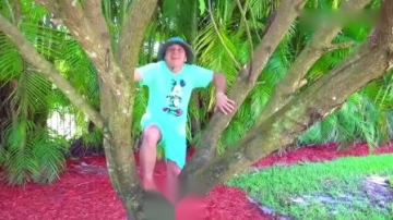 萌娃小可爱：小萝莉和爸爸来到了一个有趣的地方他们这是在干什么呢