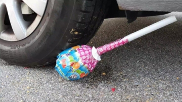 牛人把零食棒棒糖放在车轮下，好好玩啊，好减压呀