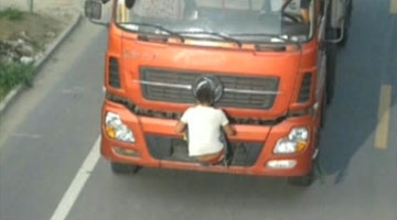 小伙开“人肉外挂” 用生命遮挡车牌