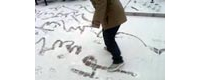 牛人雪地用脚写字 书法堪称一流