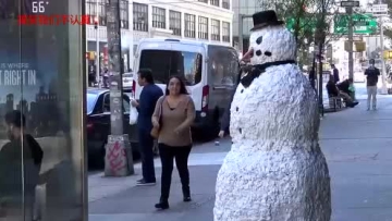 男子伪装成雪人恶搞路人，美女们的反应真搞笑