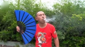 牛人秀绝活 男子眼皮吊水桶鼻子吹唢呐