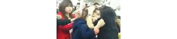 【拍客】实拍多名女子北京地铁内揪头发互殴
