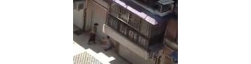 【拍客】实拍不孝女楼下殴打老父亲