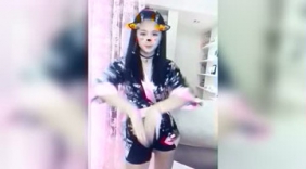 美女穿着日本和服跳舞，别有一番风味