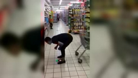 超市里的恶搞，可吓死哥哥了