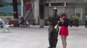 街头恶搞，把路人给吓坏了！