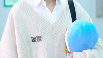 【肖战机场】前期比较小清新日系装扮的肖战，哆来A梦玩偶瞩目